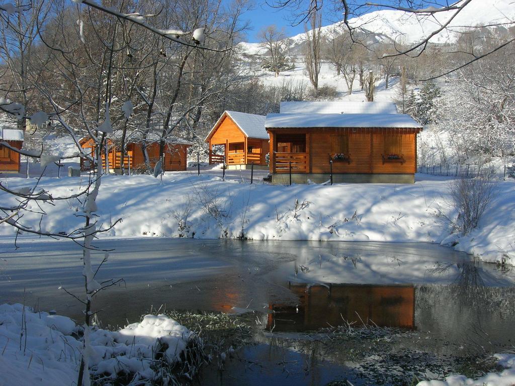 Camping, Hotel De Plein Air Les Cariamas Chateauroux-les-Alpes ภายนอก รูปภาพ