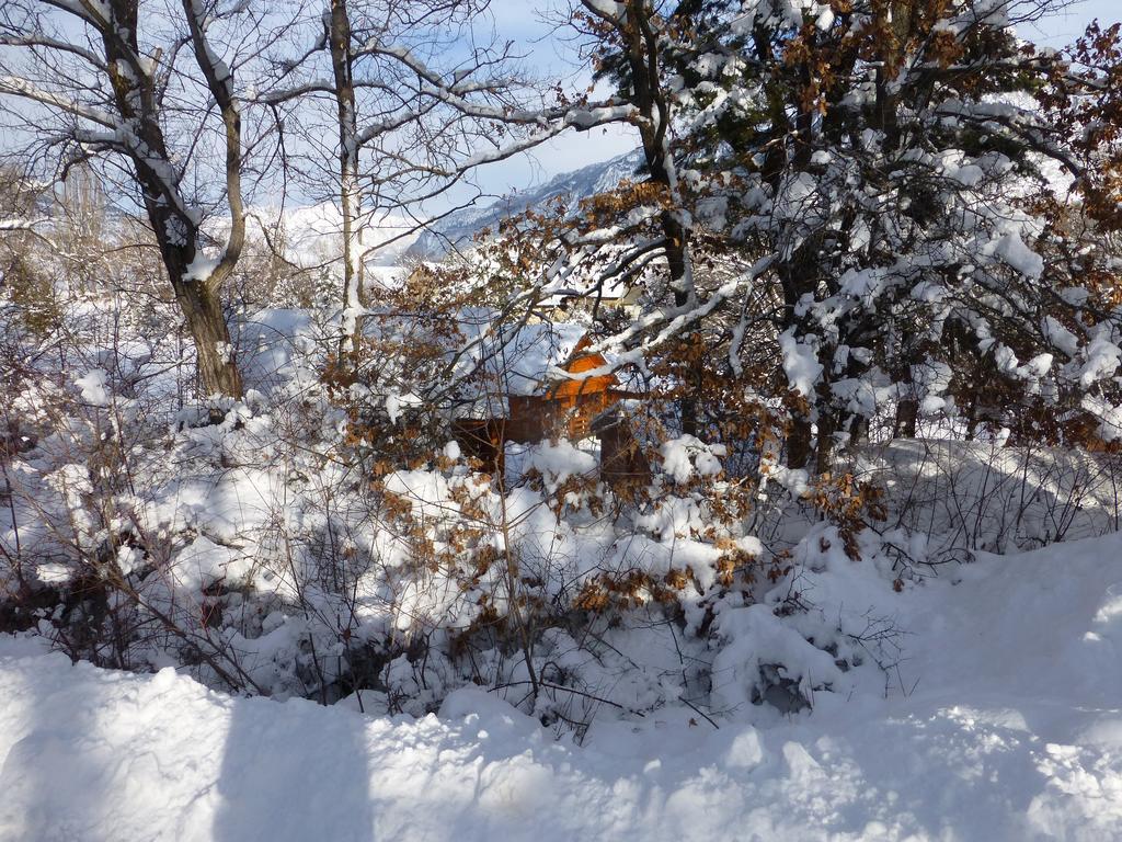 Camping, Hotel De Plein Air Les Cariamas Chateauroux-les-Alpes ภายนอก รูปภาพ