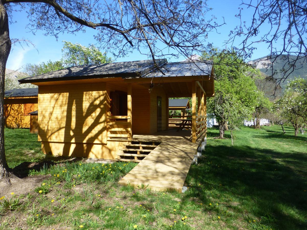 Camping, Hotel De Plein Air Les Cariamas Chateauroux-les-Alpes ภายนอก รูปภาพ
